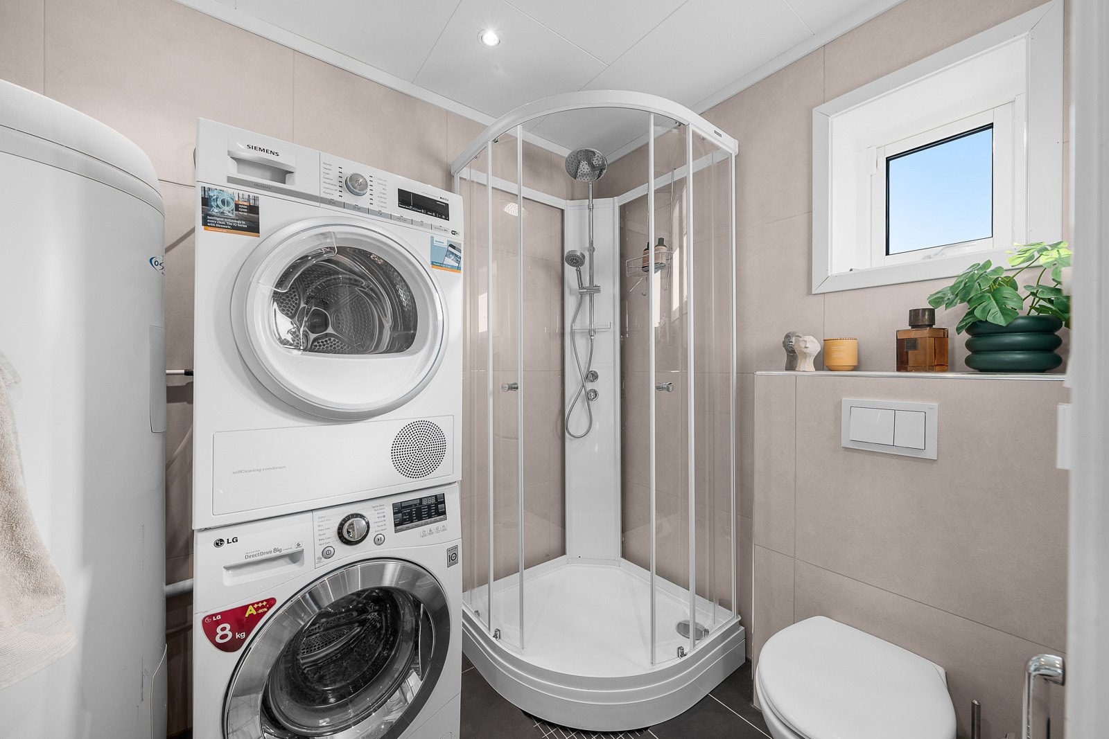 Bad/vaskerom i tilknytning til entreen. Praktisk iht til skitne unger eller firbente. Galleribilde