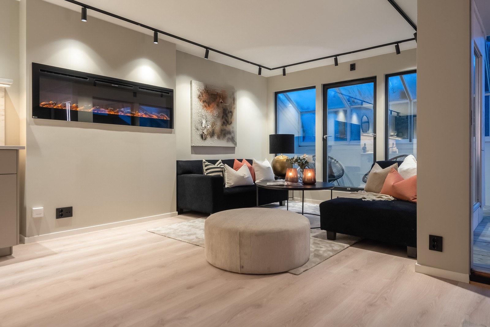 Stuen er i åpen løsning og måler hele 41,5 kvm. Dette gir god plass til flere soner, som her, med en egen lounge Galleribilde