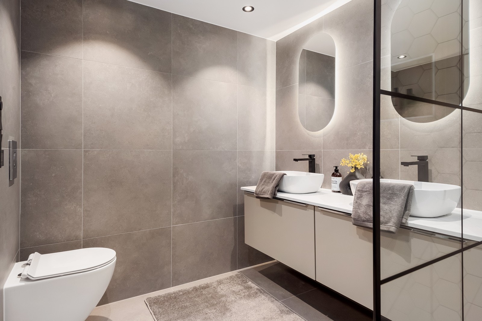 Videre har badet selvfølgelig dimbar belysning og Eco Grigio 60x60 flis Galleribilde