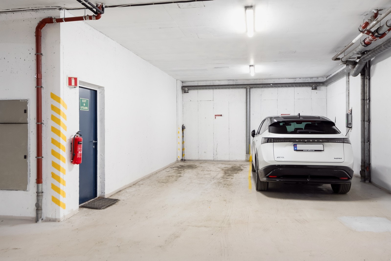 Leiligheten har den mest praktiske plasseringen av parkeringsplassen i kjelleren, nærmest trappen. Galleribilde
