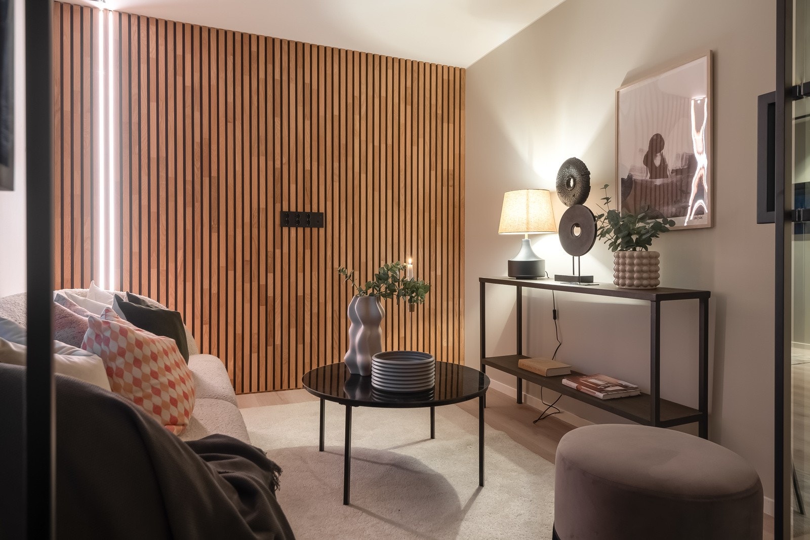 Her kan man fint nyte en fotballkamp i fred. Spileveggen har innfelt og dimpbar led-lysstripe Galleribilde