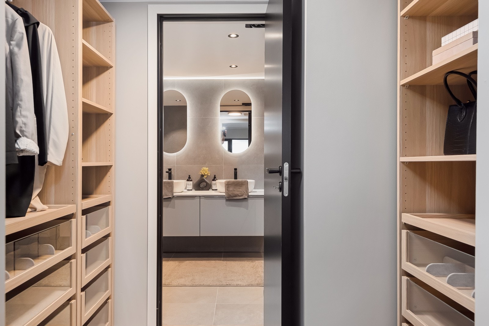 praktisk og innholdsrik walk-in garderobe Galleribilde