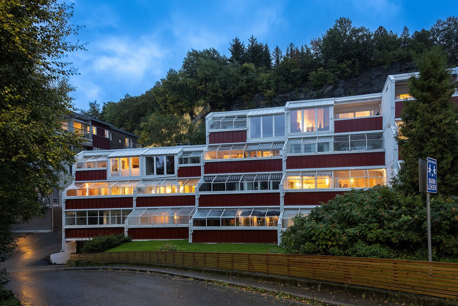 Fasade - Leiligheten har hjørneplassering i 2 etg. til venstre i bildet Galleribilde
