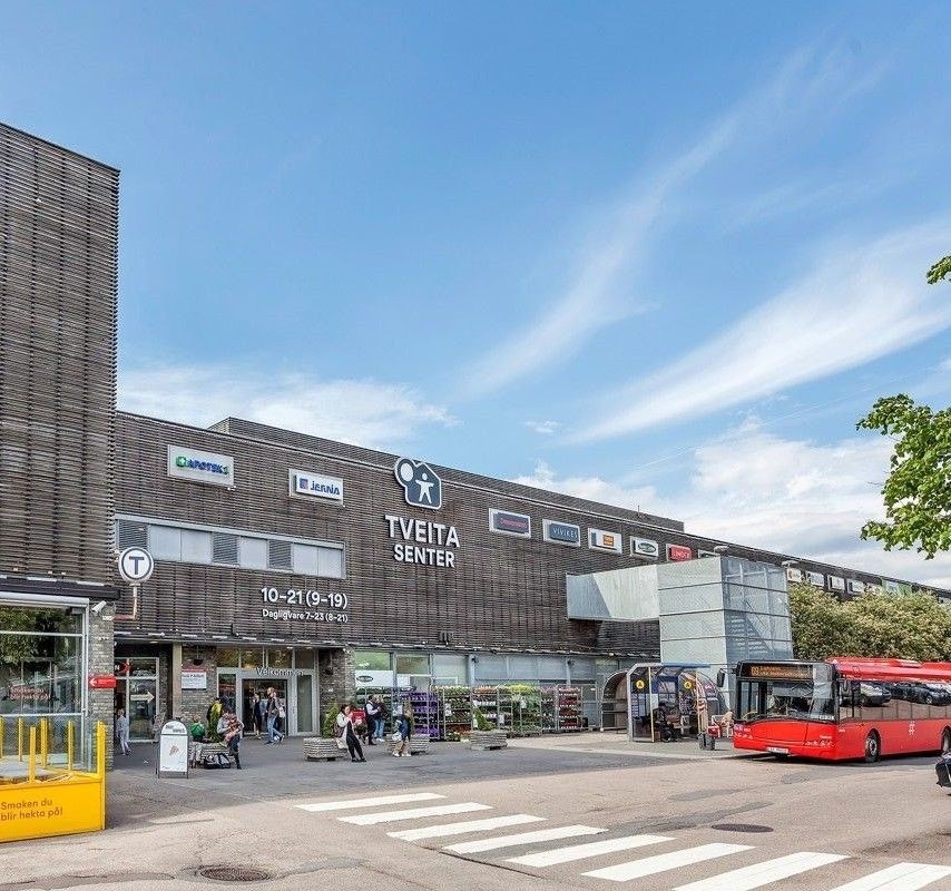 Ca. 700 meter til Tveita Senter med bl.a klesbutikker, spisesteder, apotek, vinmonopol, blmsterbutikk m.m Galleribilde