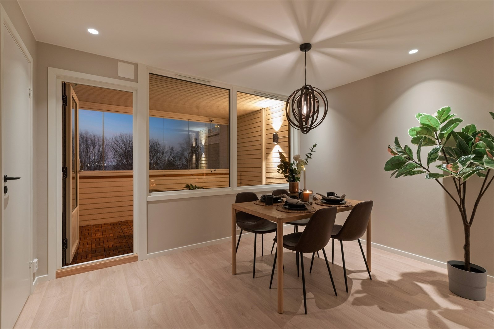 Utsynet fra balkongen skaper en varm og innbydende følelse i rommet når solen går ned Galleribilde