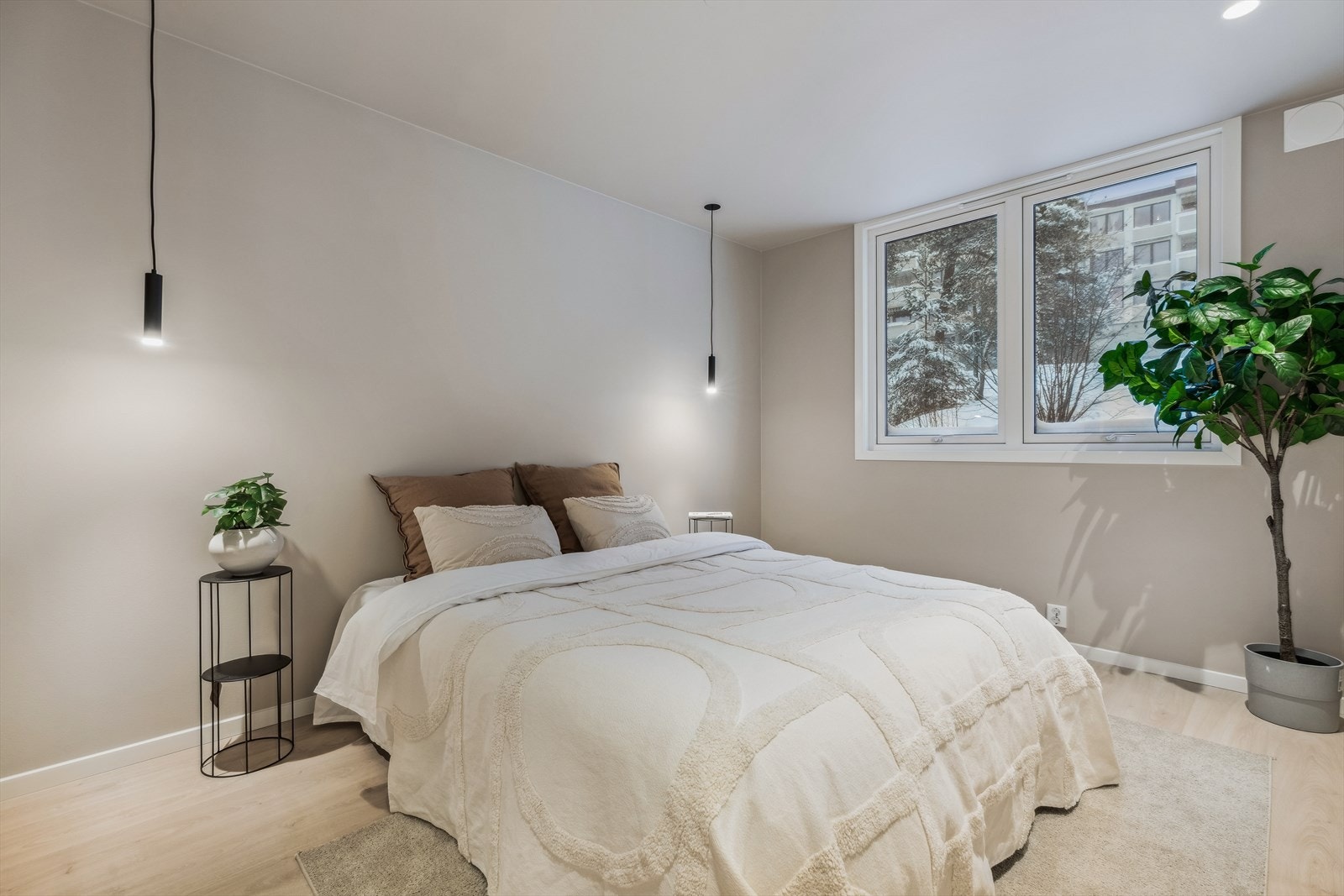 Delikat og romslig hovedsoverom med god plass til dobbeltseng og tilhørende nattbord Galleribilde