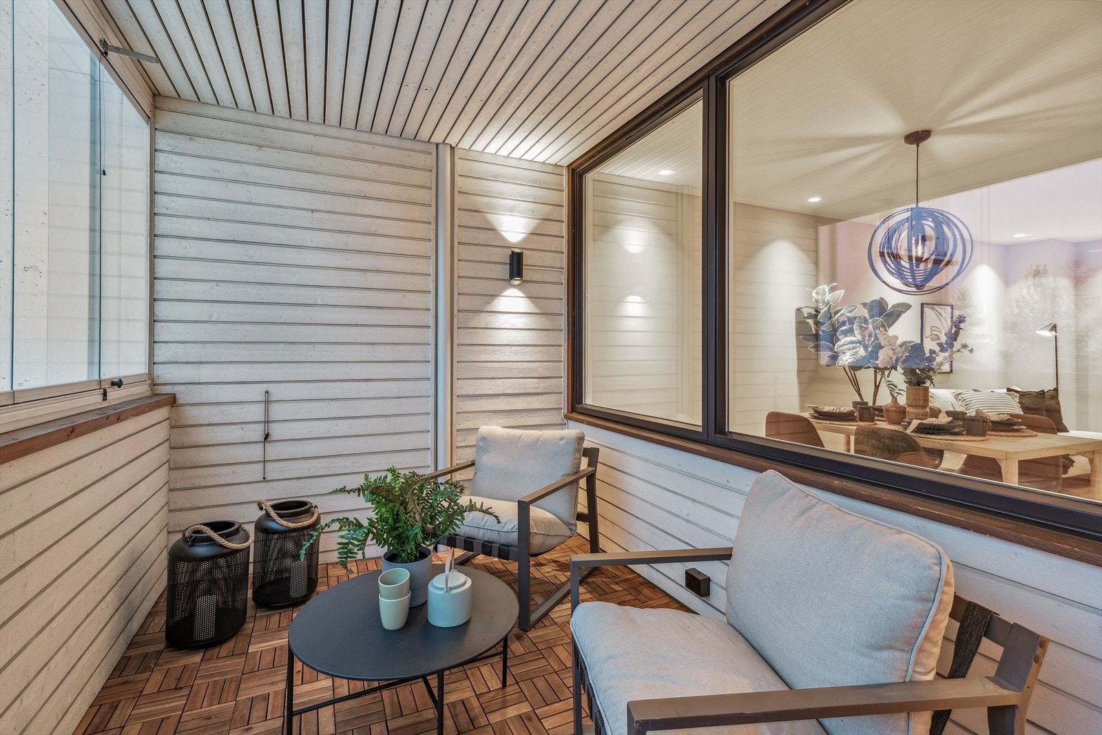 Solrik vestvendt innglasset balkong på 8 kvm med nye trefliser Galleribilde