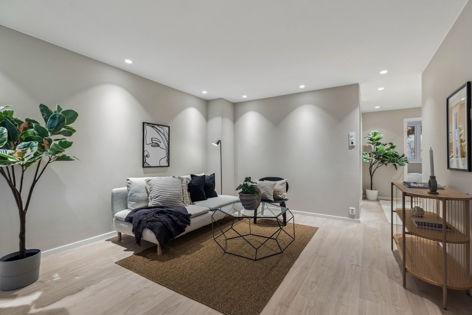 Overflatene er malt i duse og tidsriktige farger og gulvet er belagt med laminat Galleribilde