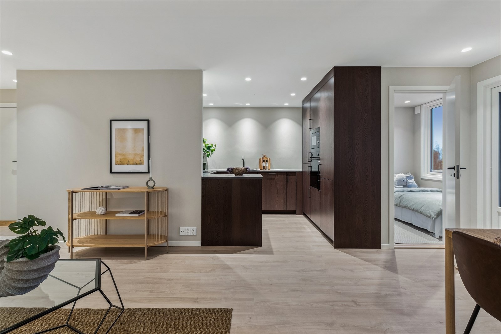 Åpen stue/kjøkken-løsning som inviterer til sosiale sammenhenger Galleribilde