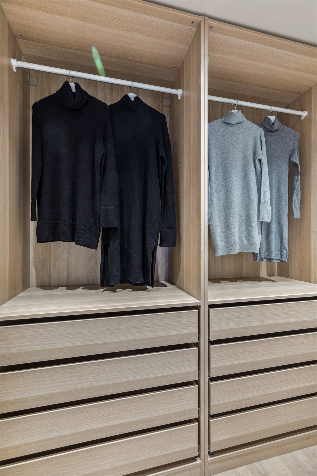 Her har du god plass for oppbevaring av klær og sko Galleribilde