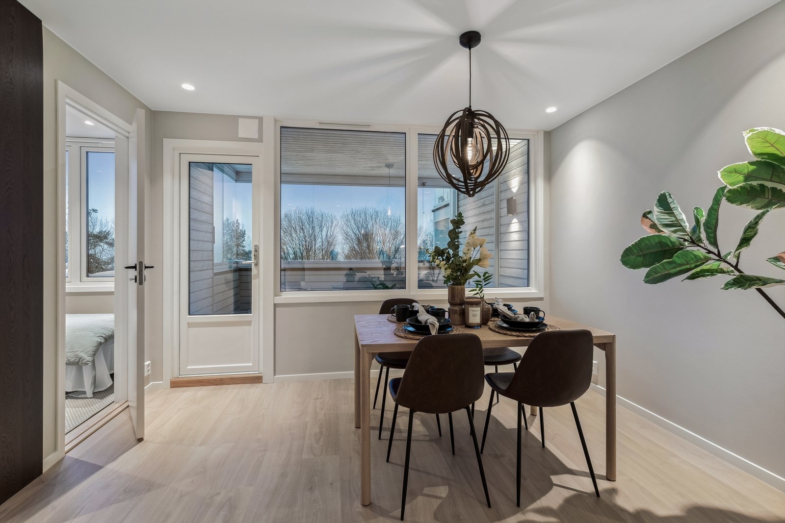 Fra stuen er det utgang til innglasset balkong Galleribilde