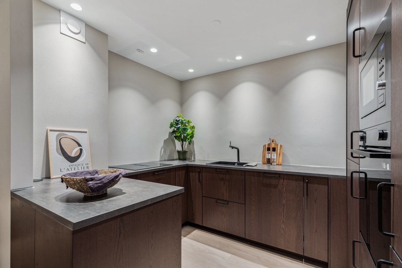 Kjøkkenet består av integrert komfyr, induksjonstopp med integrert
kullfiltervifte, kjøleskap med fryser, mikrobølgeovn, og oppvaskmaskin Galleribilde