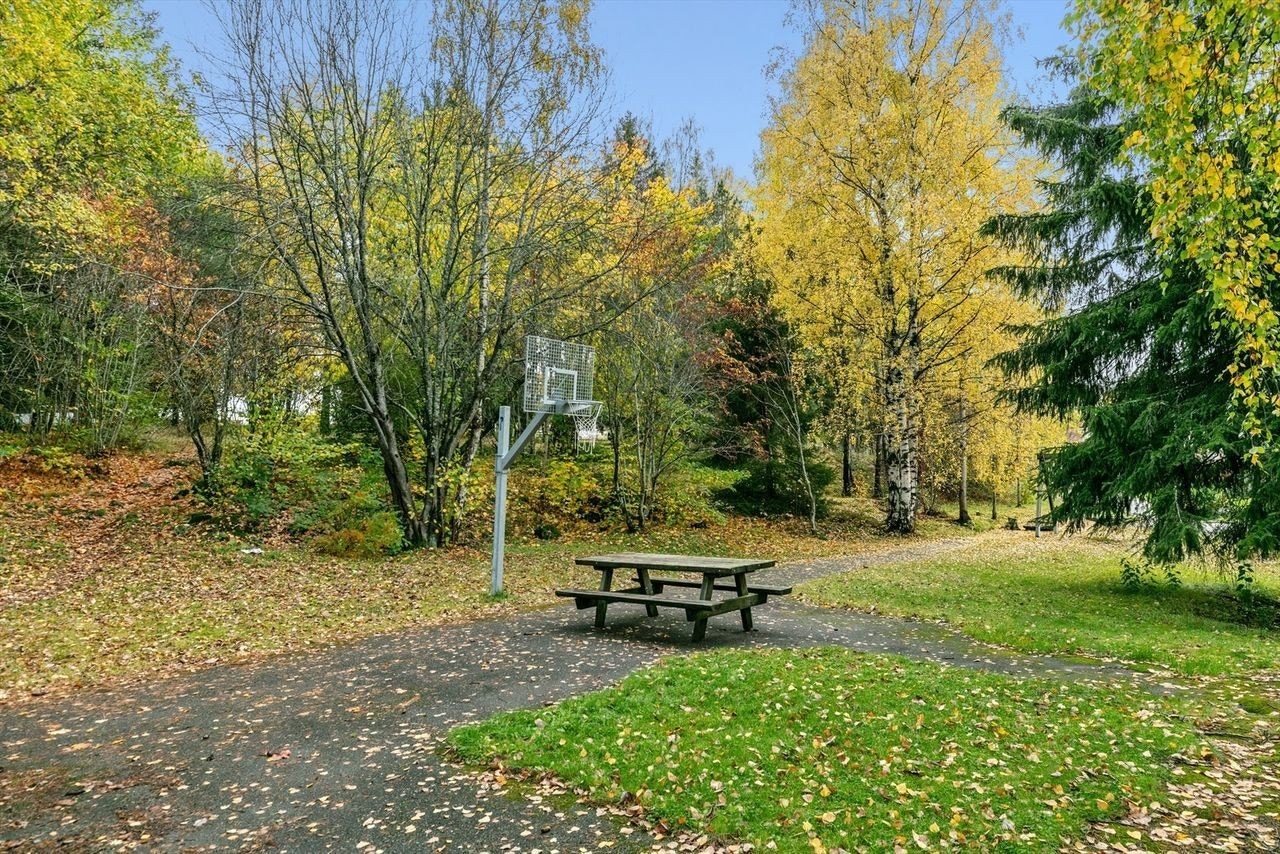 Borettslaget har attraktive uteområder. Barnevennlig med flotte turveier Galleribilde