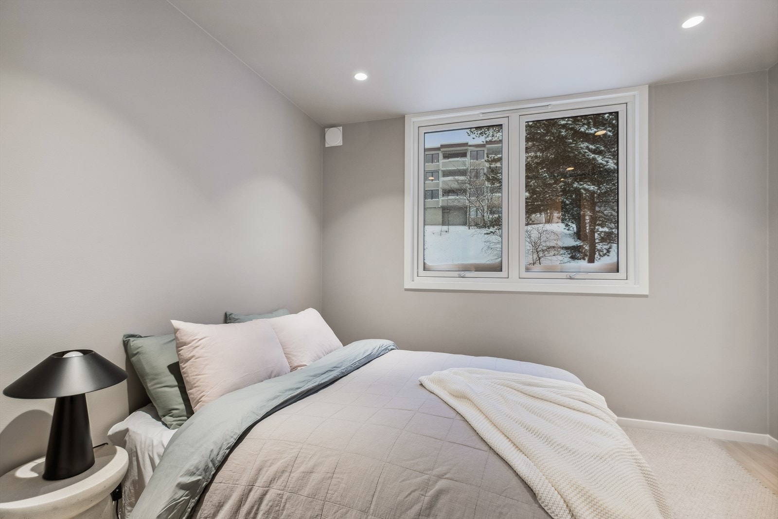 Rommet har mange bruksområder, og passer perfekt som barnerom, gjesteværelse eller kontor Galleribilde