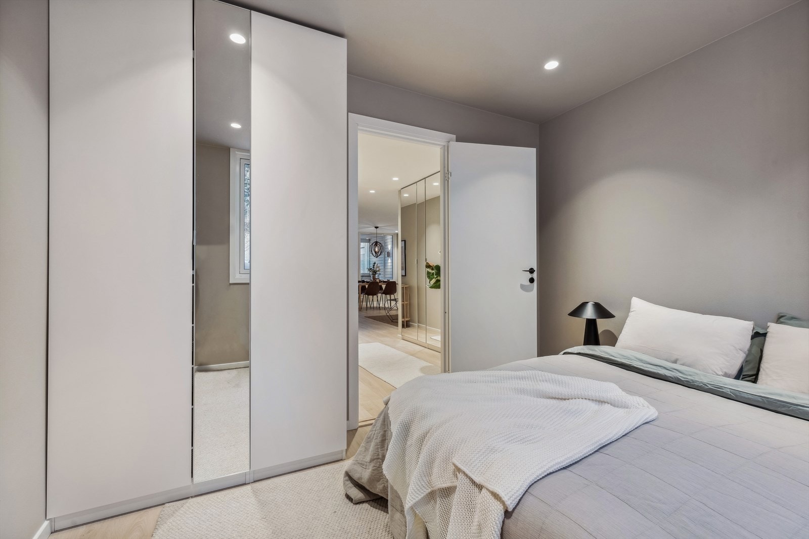 Soverom 2 med garderobeskap Galleribilde