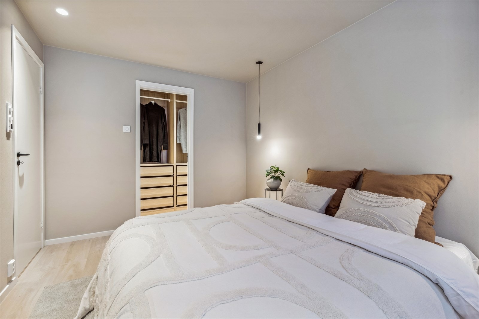 Langs den ene veggen er det etablert et omkledningsrom Galleribilde