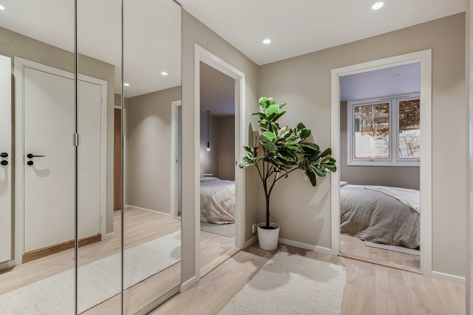 Praktisk garderobeskap med speilfronter for ekstra oppbevaring Galleribilde