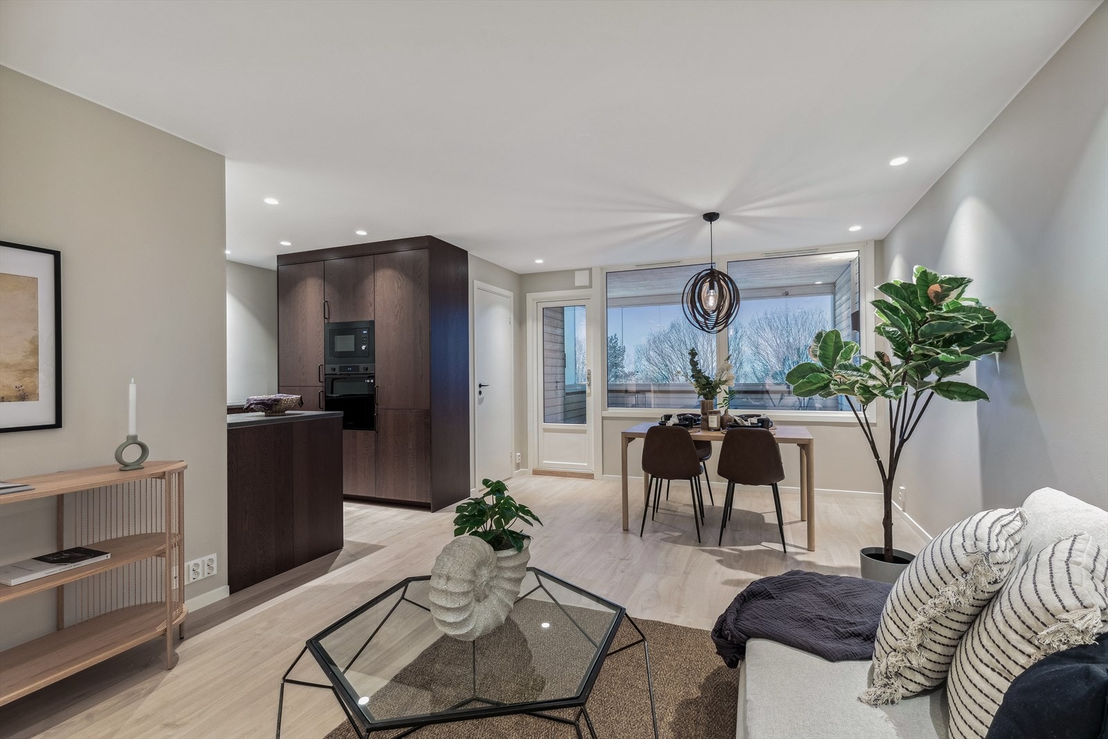 Avslappende belysning fra downlights i himlingen Galleribilde