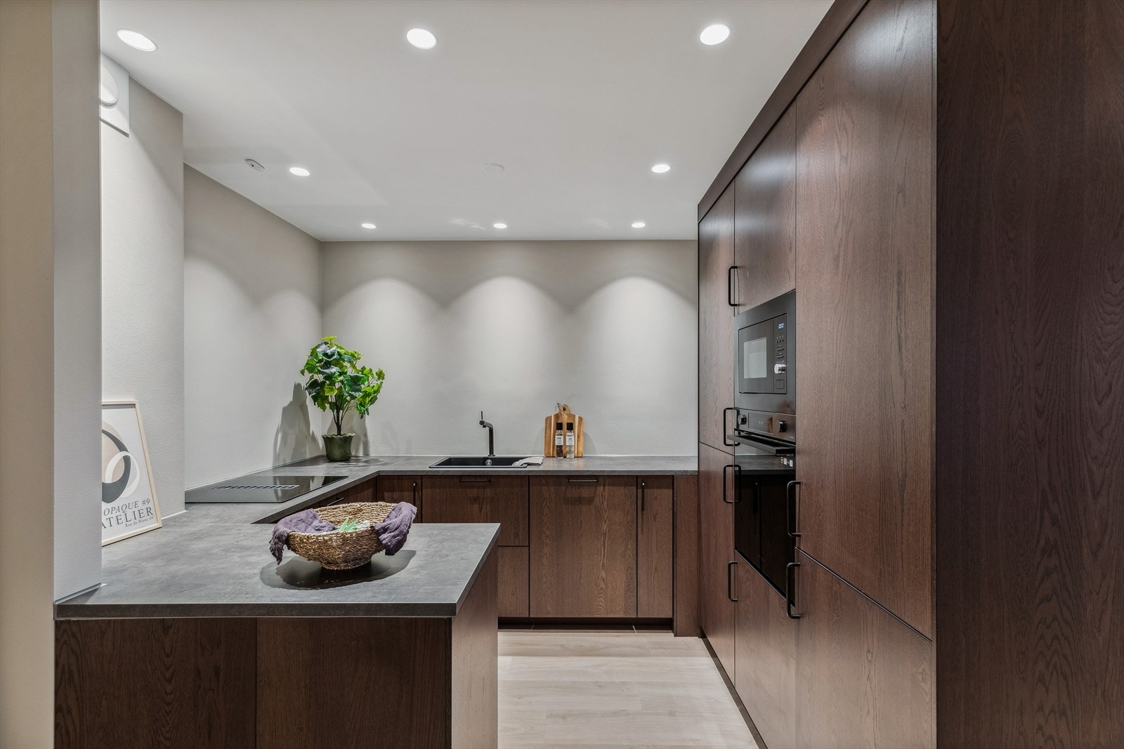 Brun kjøkkeninnredning fra 2023 med glatte fronter Galleribilde