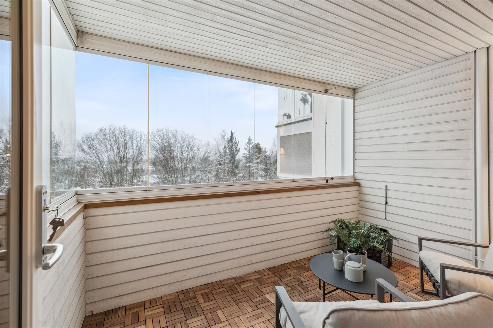 Fra balkongen er det utsyn over naturlige omgivelser Galleribilde