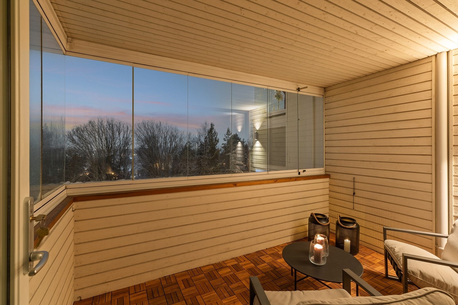 Den innglassede balkongen kan brukes store deler av året og er en fin forlengelse av stuen Galleribilde