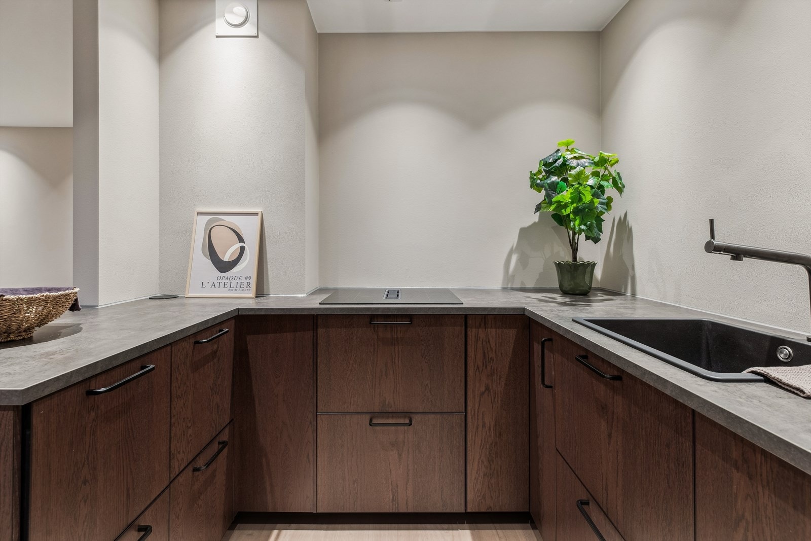 Mye benkeplass gjør det enkel å tilberede mat til mange gjester Galleribilde