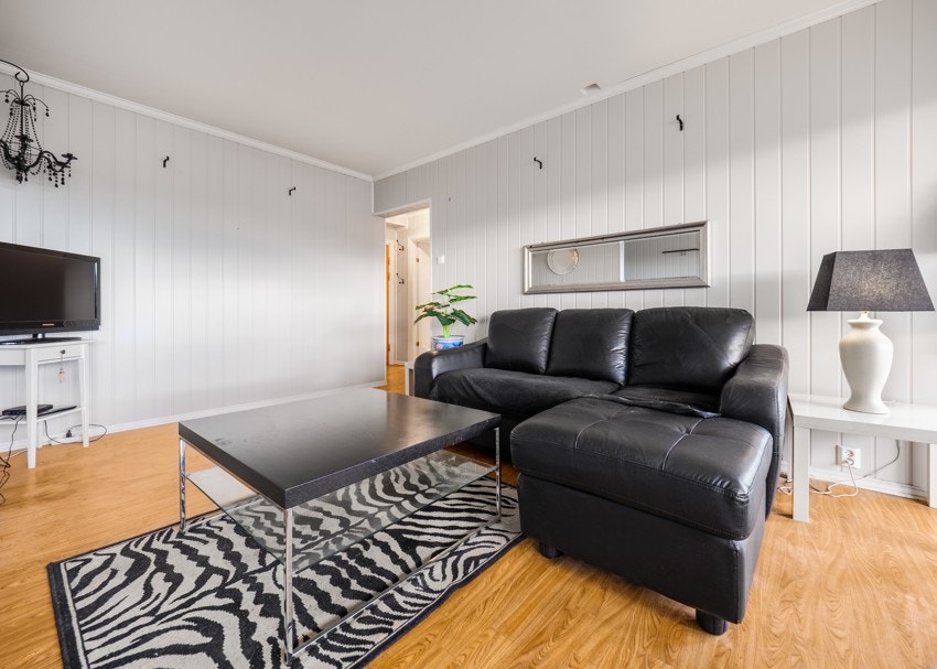 Stue med plass til sofa og tv. Galleribilde