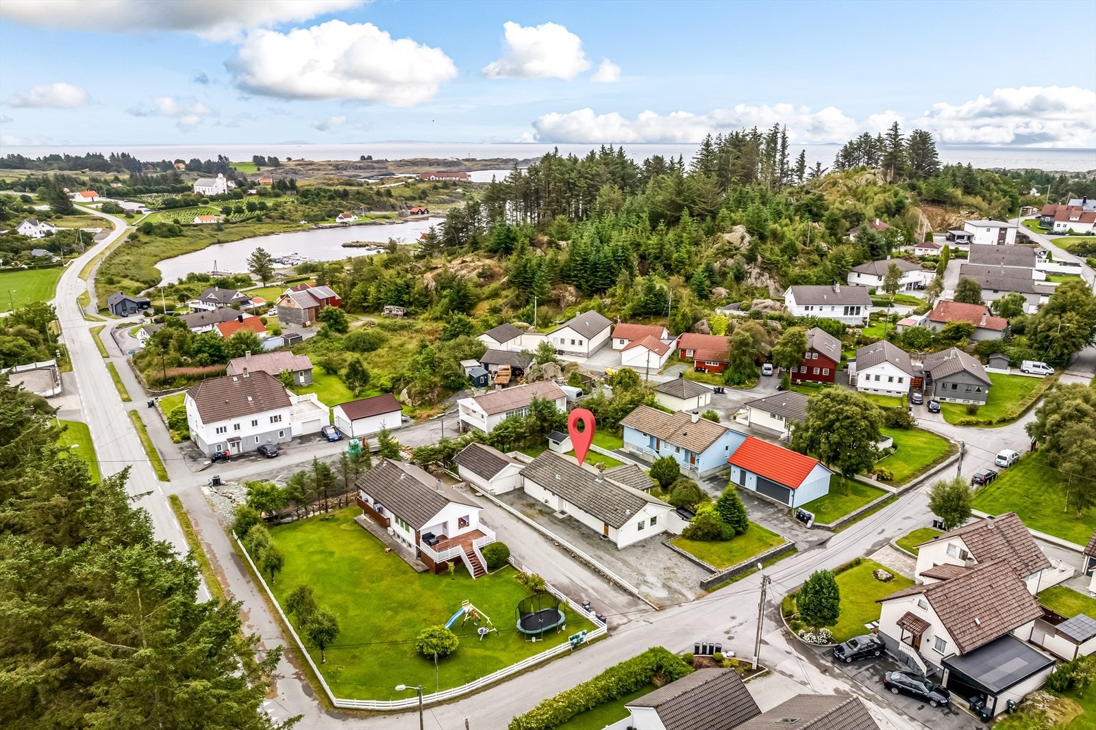 Velkommen til Solvigvegen 4! Innholdsrik enebolig på ett plan, garasje, hage, solrikt. Galleribilde