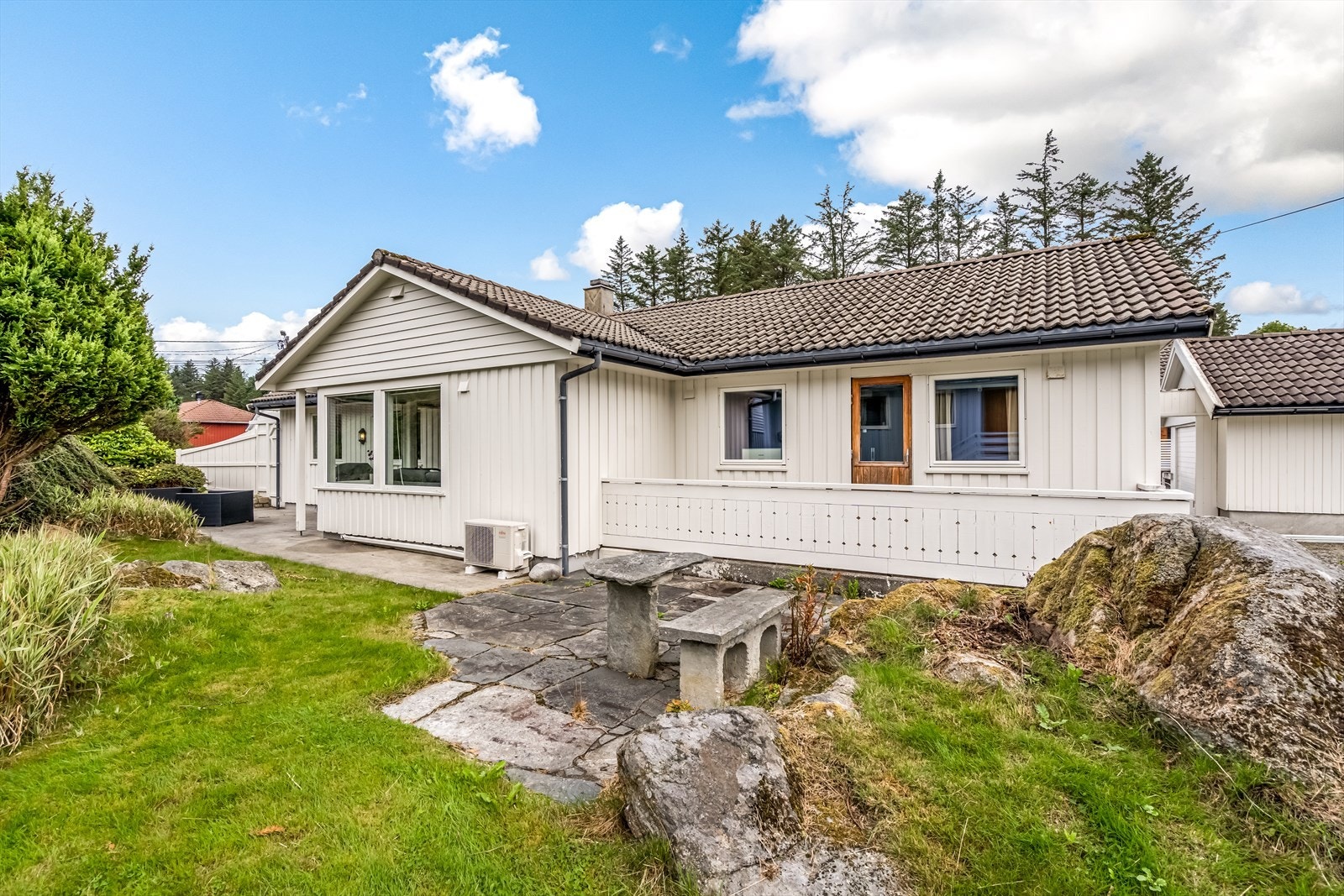 Innholdsrik enebolig på ett plan, garasje, hage, solrikt. Galleribilde