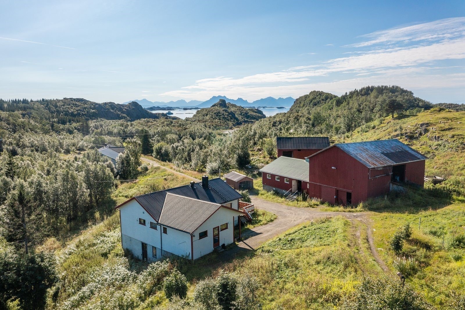 - DnB Eiendom vMichael Brandsdal Mikalsen har gleden av å presentere Vestbygdvegen 1561. Galleribilde
