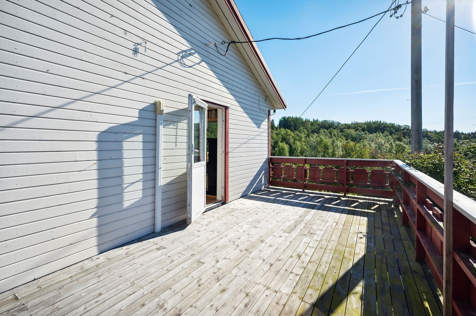 ... ut til en romslig veranda der sommerdagene kan nytes med meget god solgang. Galleribilde