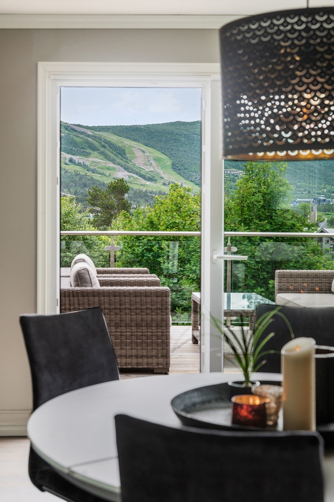 Utgang til solrik terrasse med fantastisk flott utsikt over Geilo og Vestlia. Galleribilde