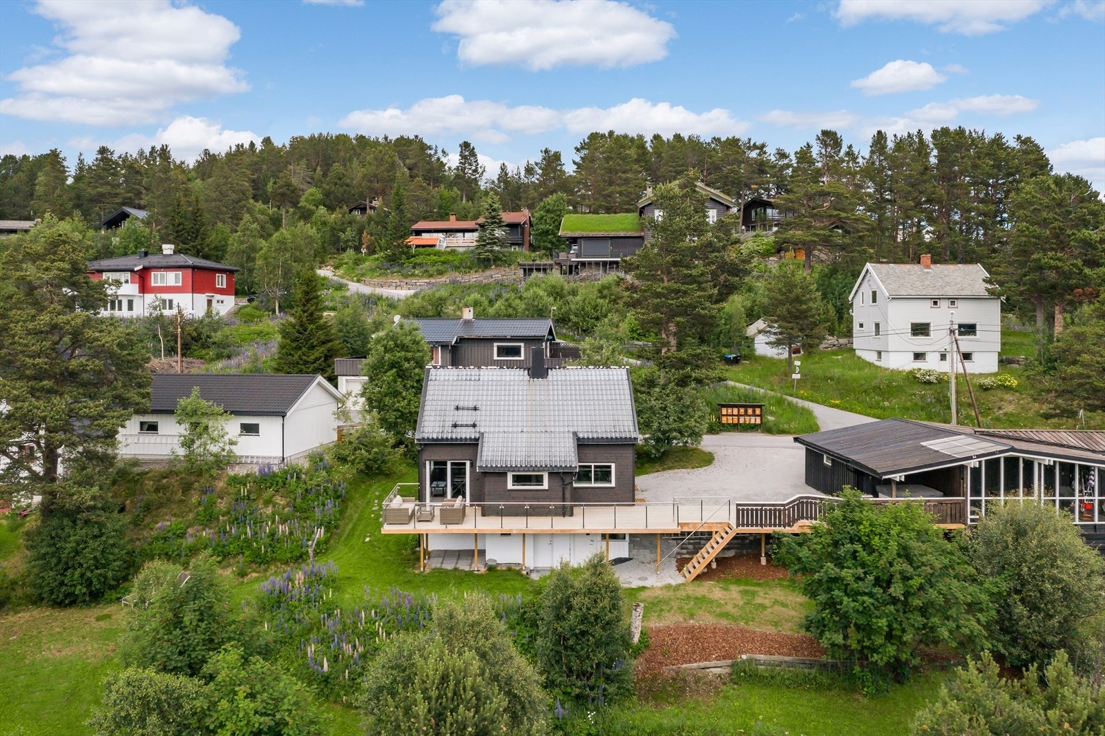 Pent opparbeidet tomt med gruset innkjørsel og biloppstillingsplass. Galleribilde