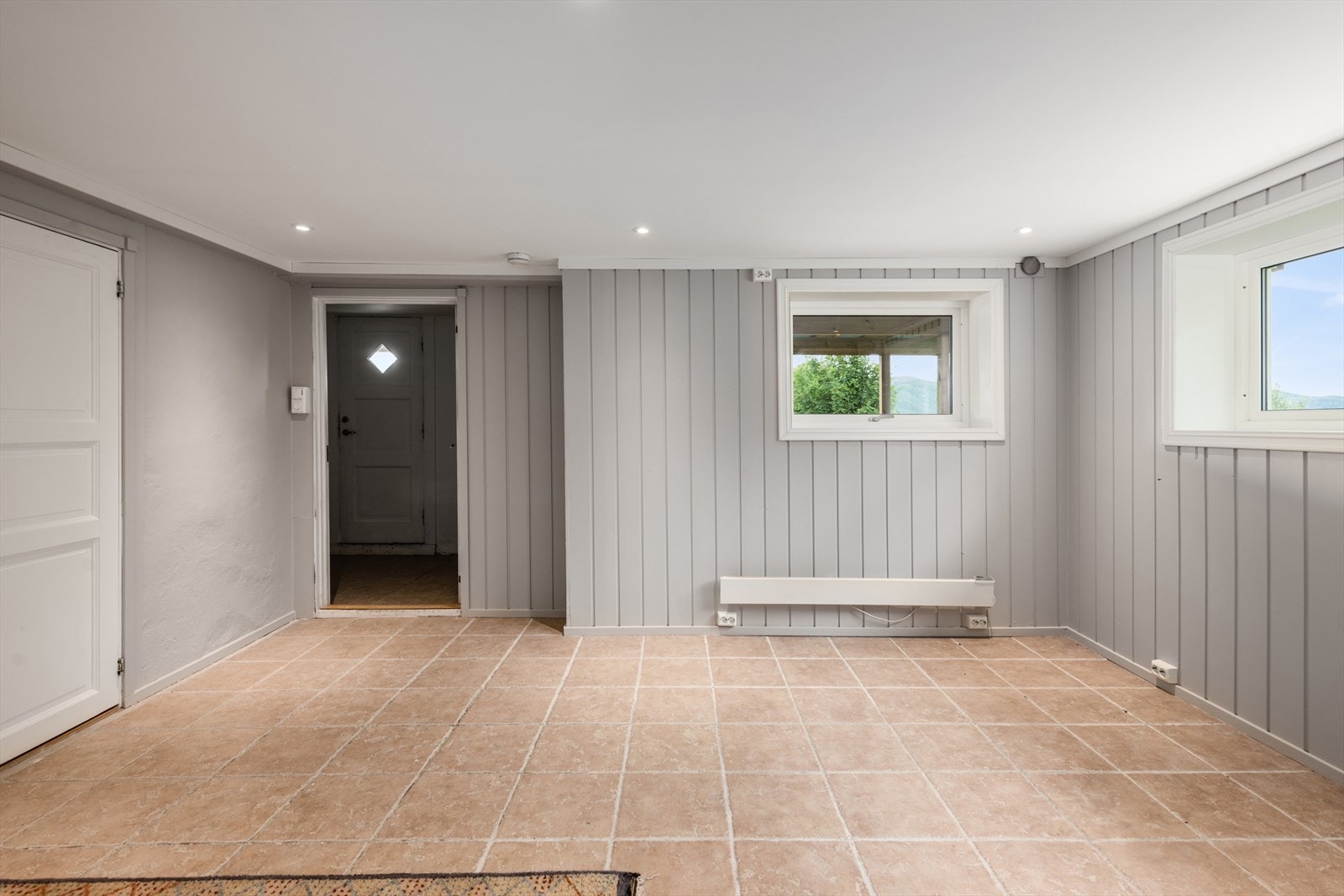 Stue: Fliser på gulv og malte vegger. Galleribilde