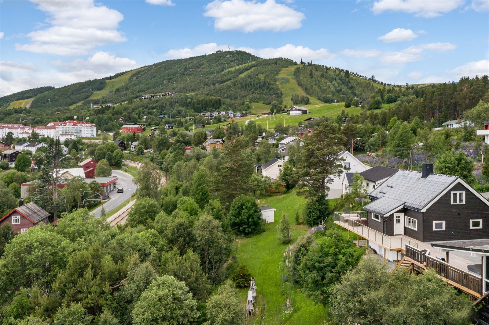 Boligen er solrikt beliggende med flott utsikt over sentrum, Vestlia og Ustedalsfjorden. Galleribilde