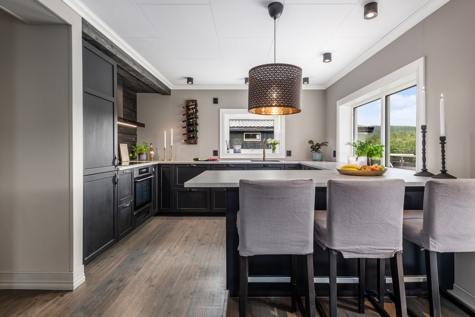 Behandlet heltre gulv og malte vegger. Ny kjøkken innredning med innredning fra Ikea med profilerte fronter av malt heltre. Benkeplate av laminat. Galleribilde