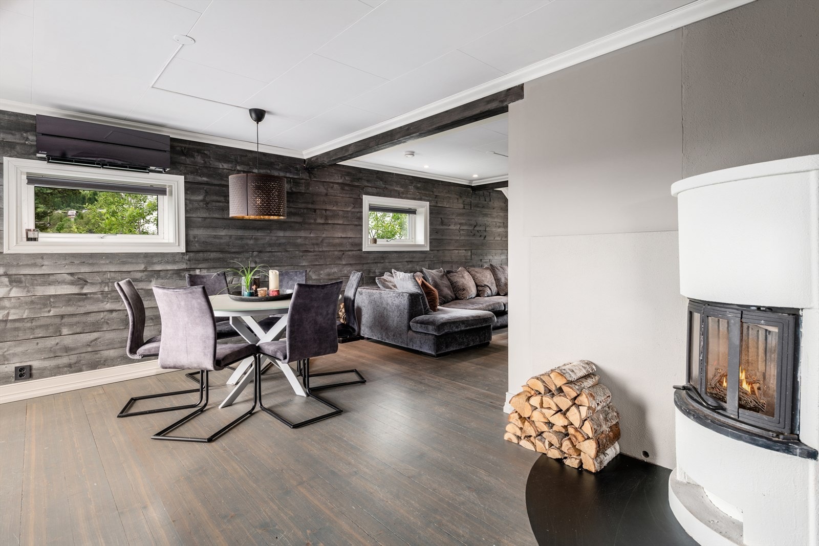 Stue har behandlet heltre gulv. Beiset panel og malte vegger. Peis med innsats. Galleribilde