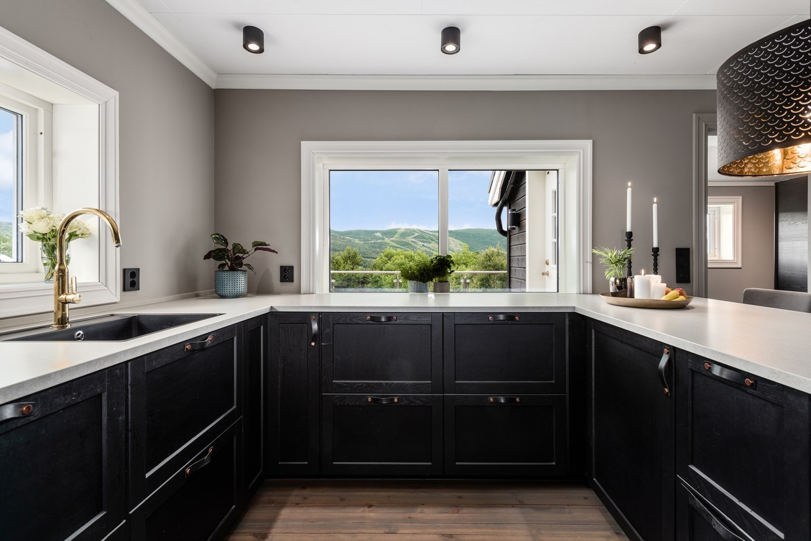 Flott utsikt mot Vestlia Galleribilde