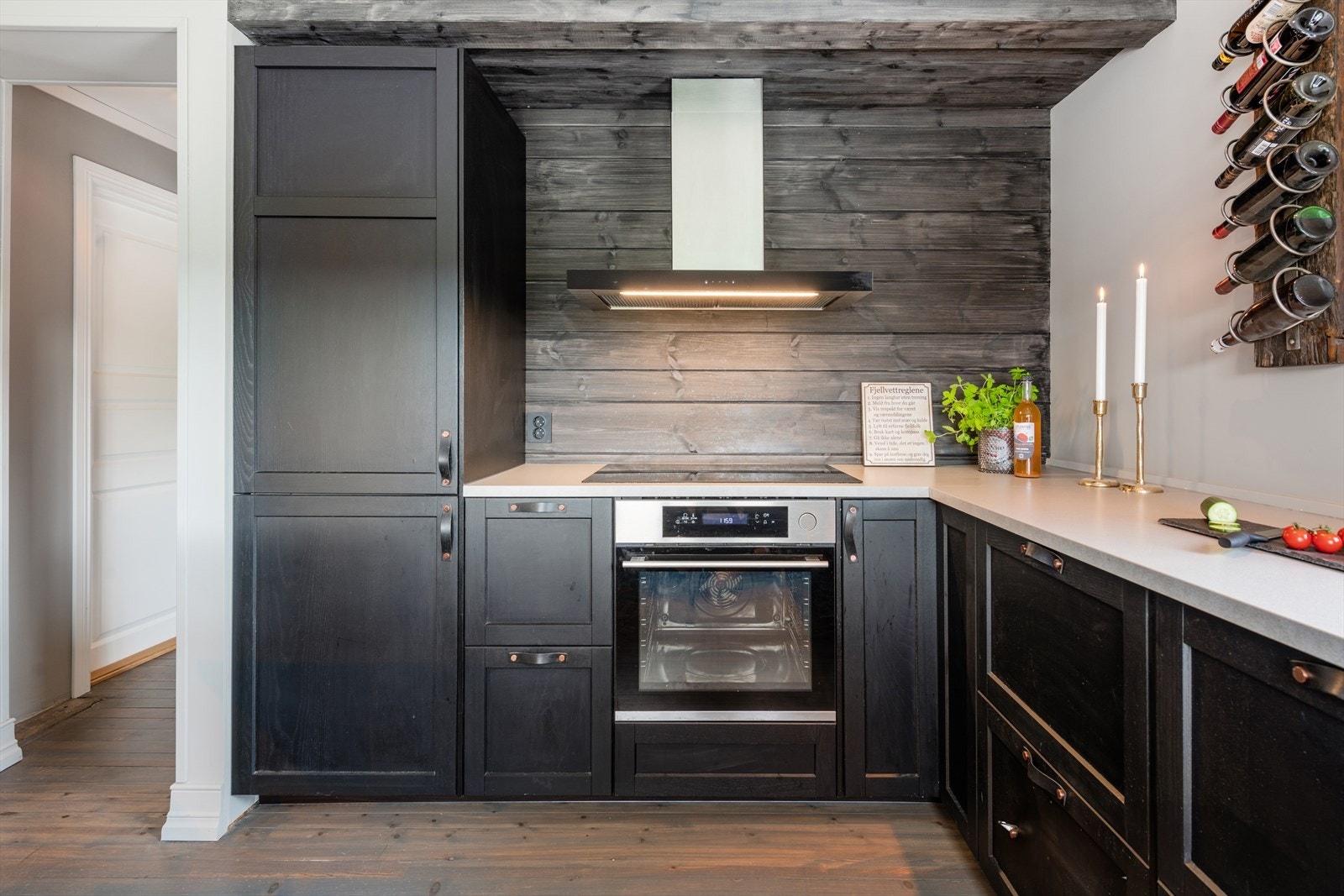 Integrert kjøl -/fryseskap, oppvaskmaskin, komfyr og induksjonstopp. Åpen løsning mot stue. Mye skap og benkplass. Galleribilde