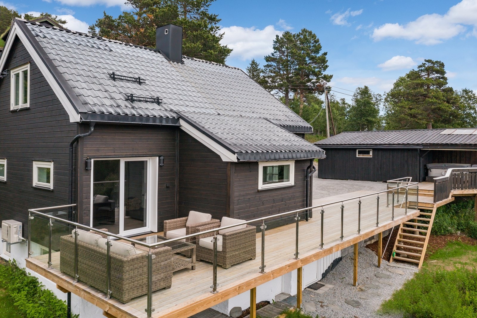 Ny terrasse ved inngangsparti, rundt bolig og bort til overbygget tak. Trapp ned til hage og kjeller inngang. Galleribilde