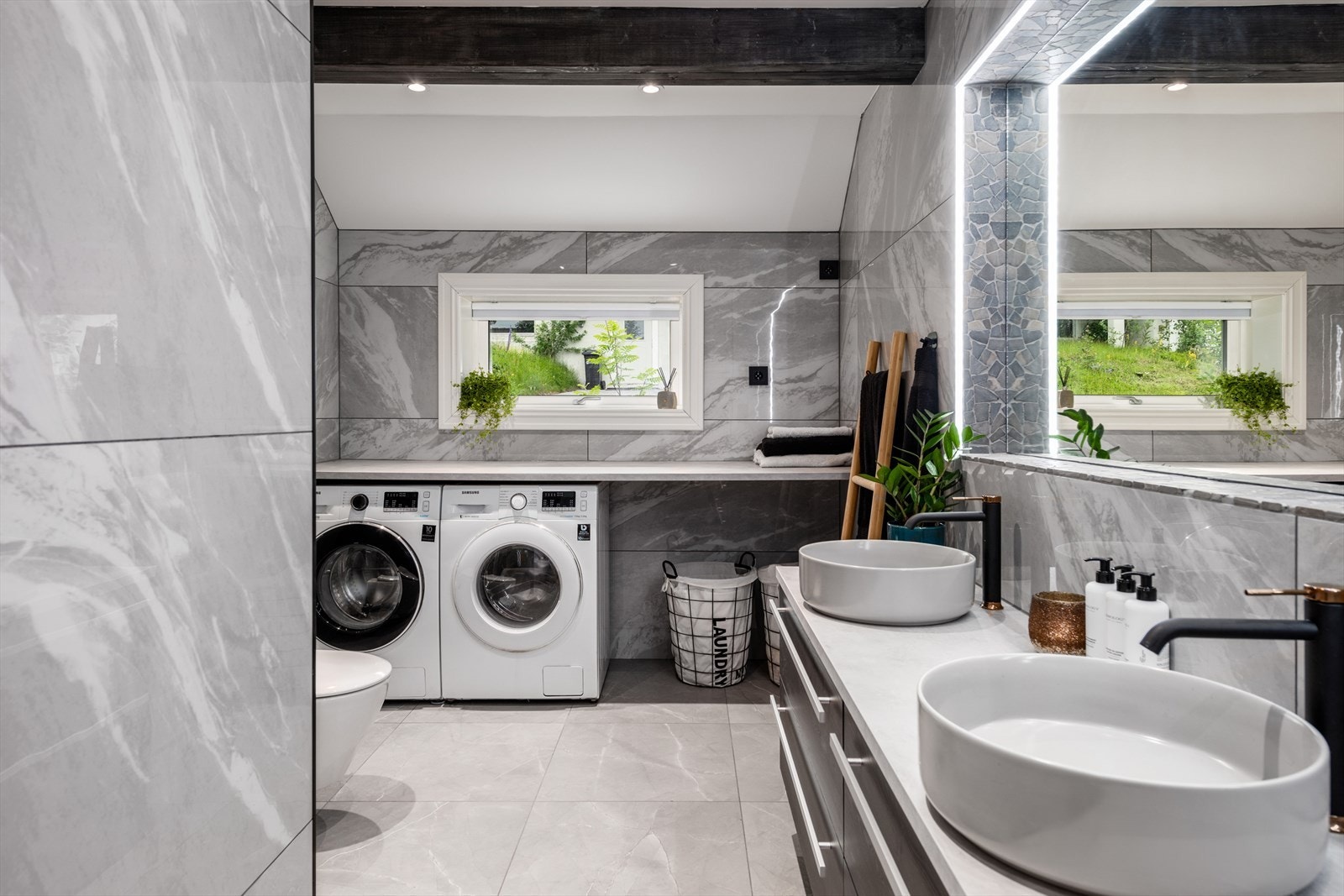 Opplegg for vaskemaskin og tørketrommel med benkeplater over Galleribilde