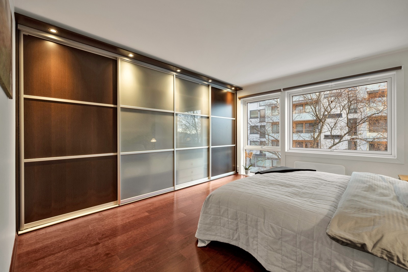 Skyvedørsgarderobe på hvoedsoverom sørger for gode oppbevaringsmuligheter. Galleribilde