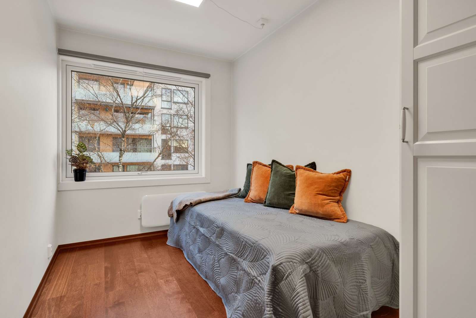 Soverom nr. 2 med plass til seng, nattbord og tilhørende garderobeskap. Galleribilde