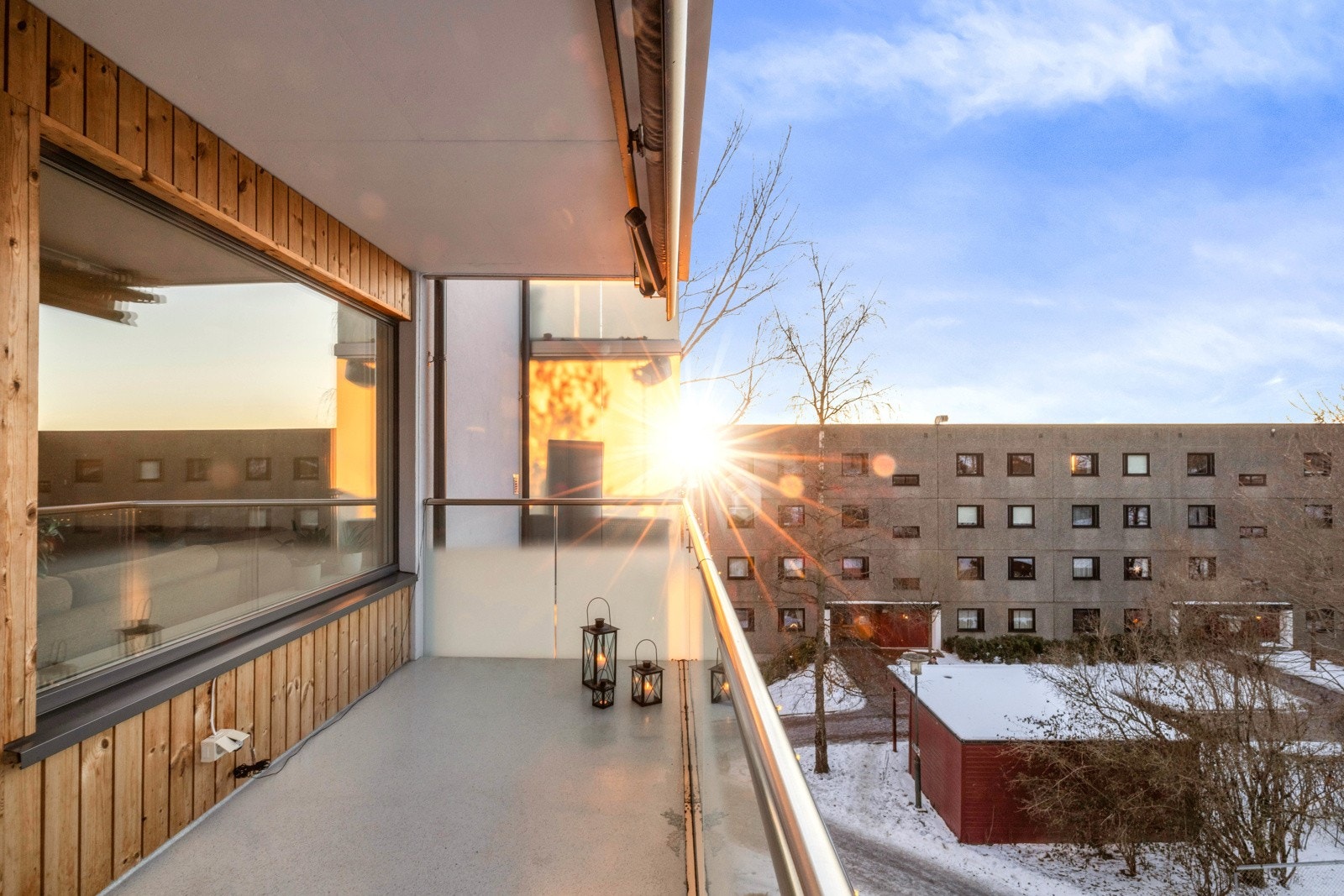 Fra stuen er det utgang til solrik nordvestvendt balkong på 11 kvm med hyggelig utsikt, uten innsyn fra andre. Galleribilde