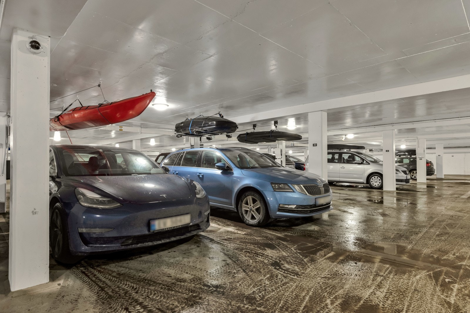 Egen biloppstillingsplass med El-bil lader i garasjeanlegg. Galleribilde