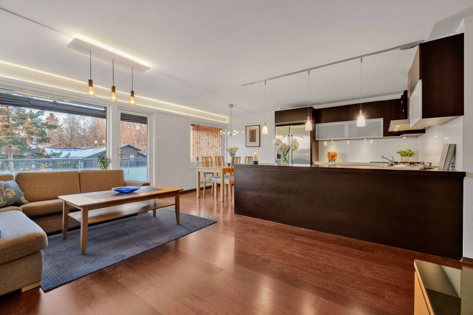 Velkommen til Hovseterveien 64 A. En pen 3-roms leilighet med romslige rom og ca. 11 kvm nordvestvendt balkong. Galleribilde