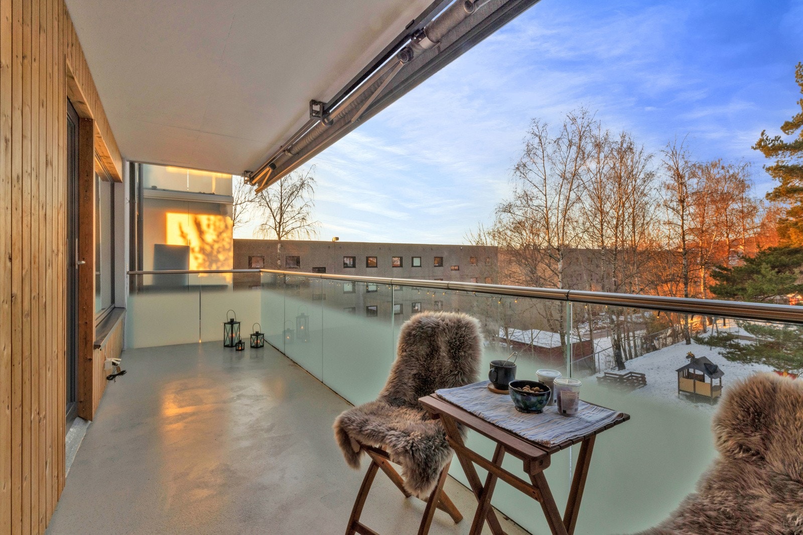 God plass til utemøbler, planter og grill på balkongen. Galleribilde