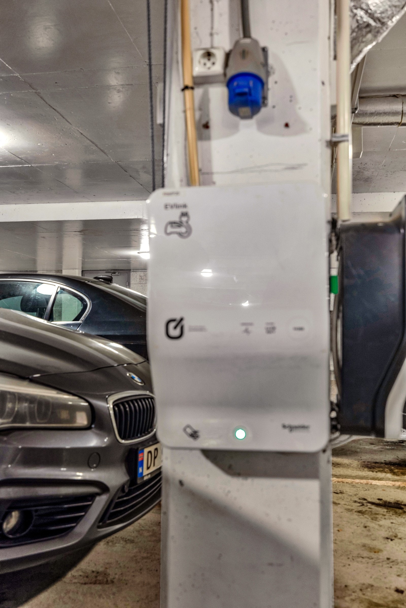 El-bil lader montert Galleribilde