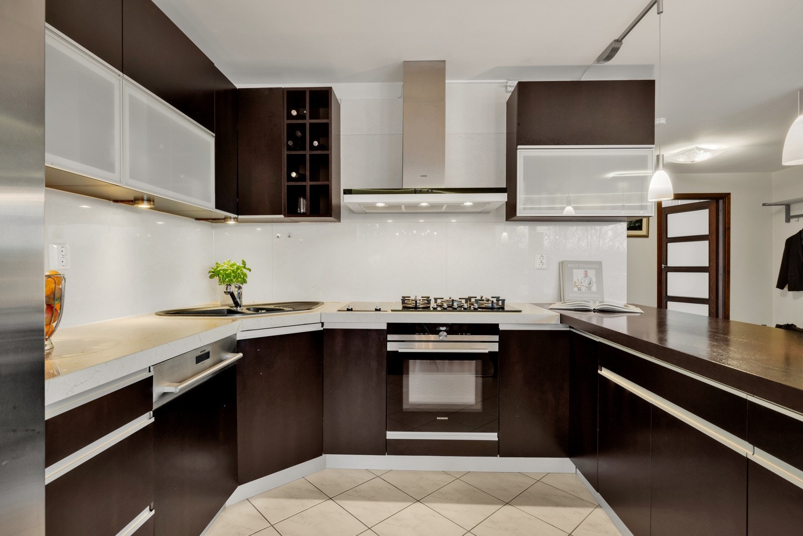 Rikelig med skap- og benkeplass på kjøkkenet. Galleribilde