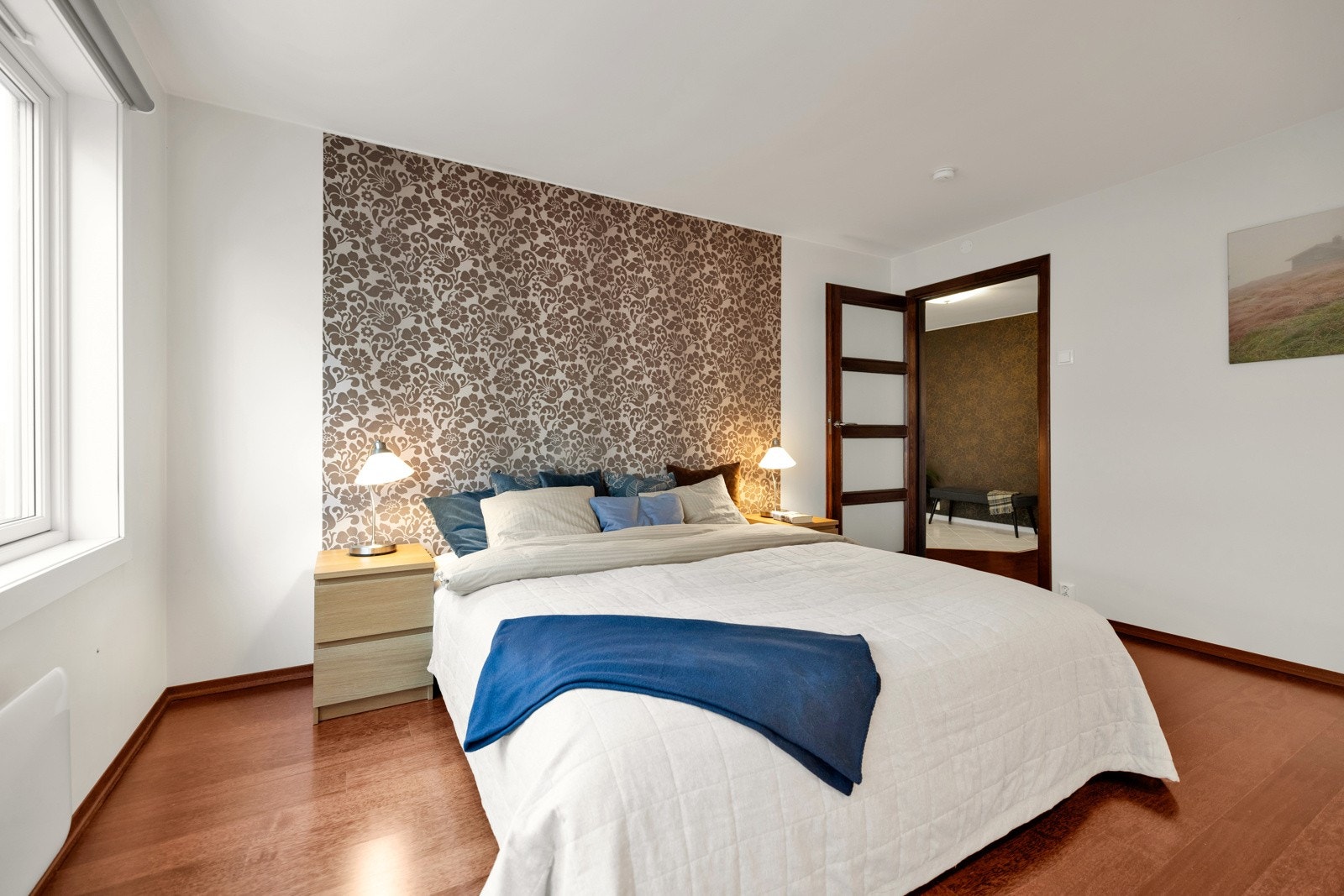 Hovedsoverommet er av sjenerøs størrelse med store vindusflater som gir rommet rikelig med naturlig lys Galleribilde